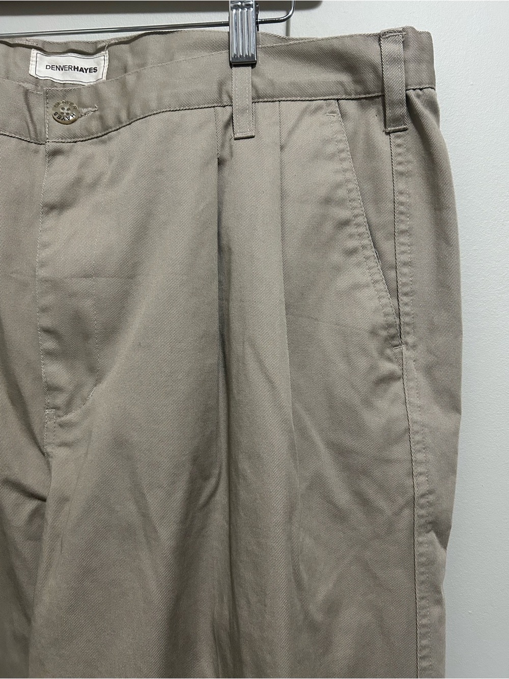 Denver Hayes Men's Pleated Chinos in Khaki - Picture 4 of 11